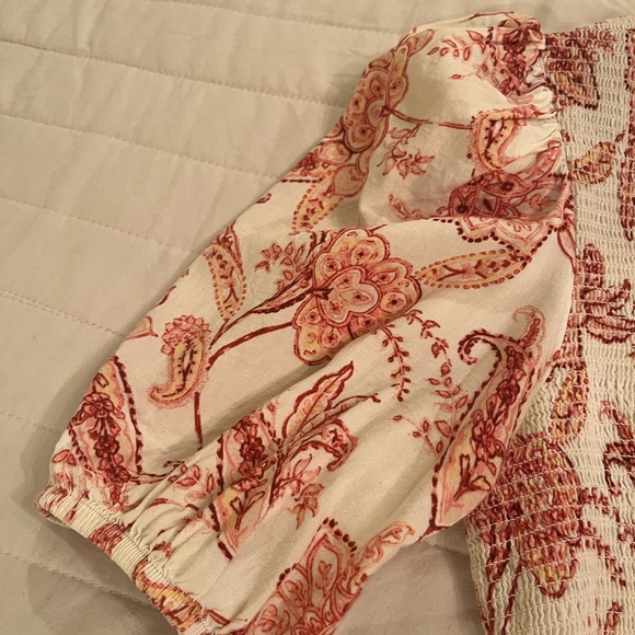 Express puff sleeve. Very cute.  Zip closure on back. Size M - Picture 3 of 5